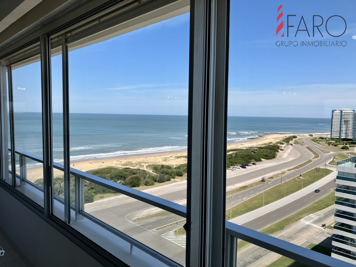 Gran planta en primera linea en Playa Brava