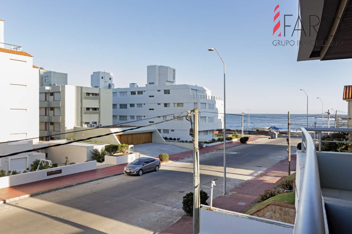 Punta del este, Península, departamento de 2 dormitorios con piscina, terraza y cochera.