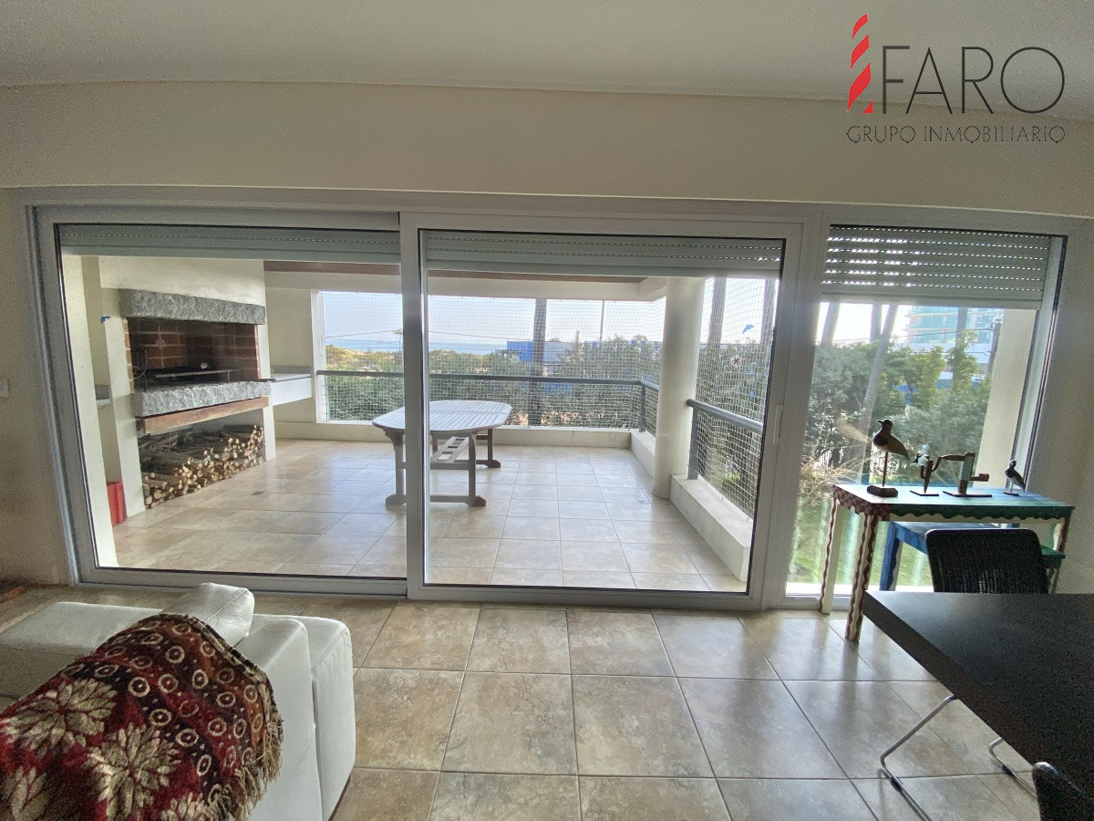 VENTA DE APARTAMENTO DE 3 DORMITORIOS Y SERVICIO CON PARRILERO PROPIO EN MANSA PUNTA DEL ESTE