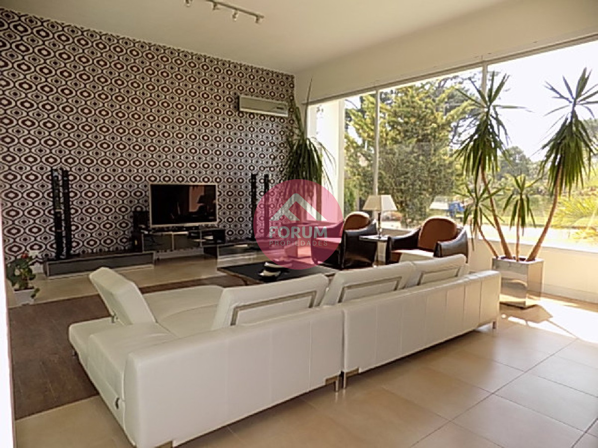 VENTA CASA 4 DORMITORIOS EN SUITE Y DORMITORIO DE SERVICIO
