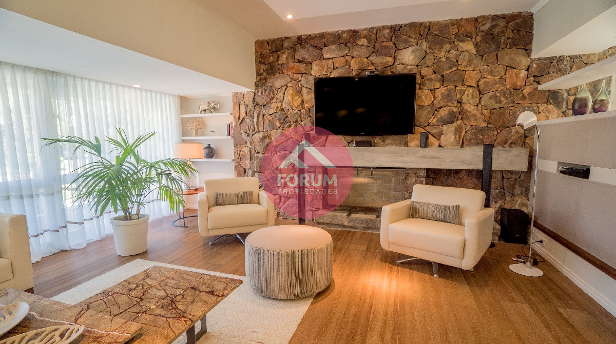 INMPORTANTE CHALET PUNTA DEL ESTE PLAYA MANSA EN VENTA