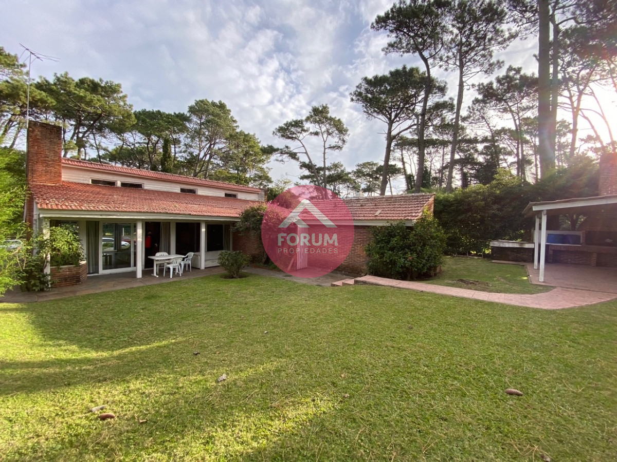 CASA EN VENTA CHALET TRES DORMITORIOS , DOS BAÑOS Y DORMITORIO Y BAÑO DE SERVICIO