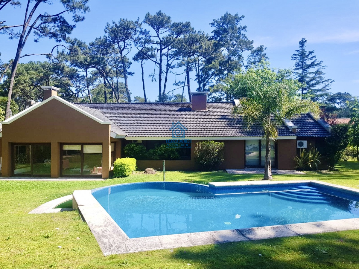 Excelente Casa de 4 Dormitorios, Piscina y Parrillero en San Rafael