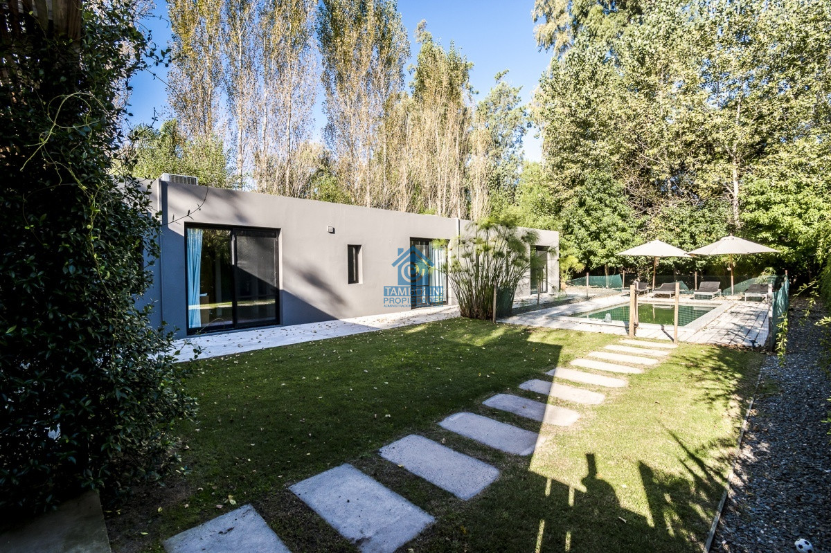 Excelente Casa Minimalista en Barrio Privado, La Arbolada - Punta del Este