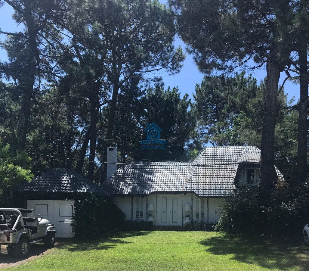 Chalet de 4 dormitorios, piscina y parrillero en alquiler. Zona tranquila. Punta del Este.