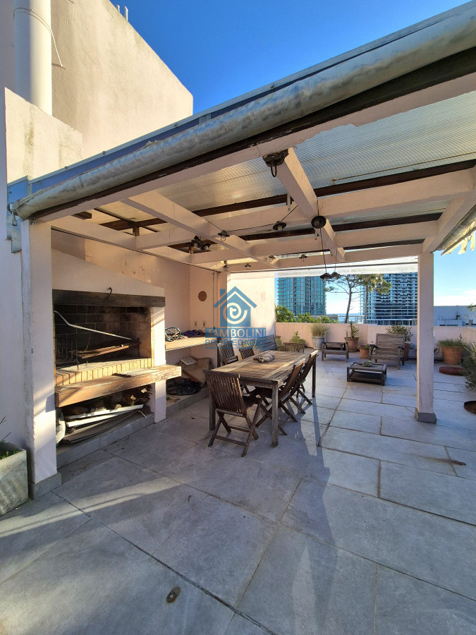 Penthouse 3 dormitorios barbacoa uso exclusivo garage piscina Playa Mansa Punta del Este