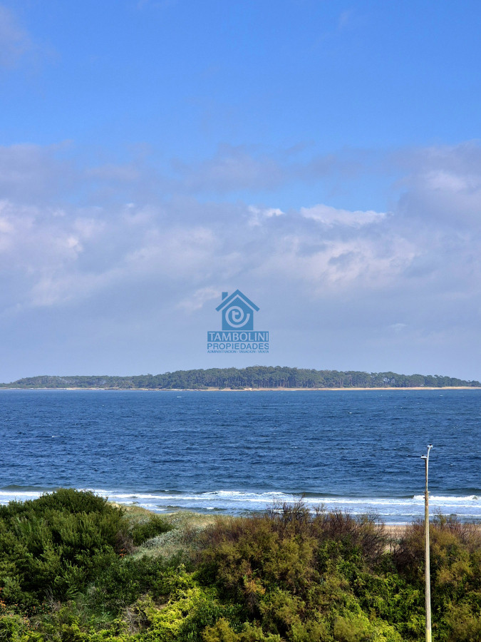 Apartamento 2 dormitorios reciclado garage vista al mar primera linea Playa Mansa Punta del Este