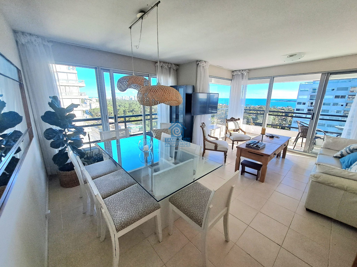 Apartamento de tres dormitorios con balcon con  vista y garage en Roosevelt