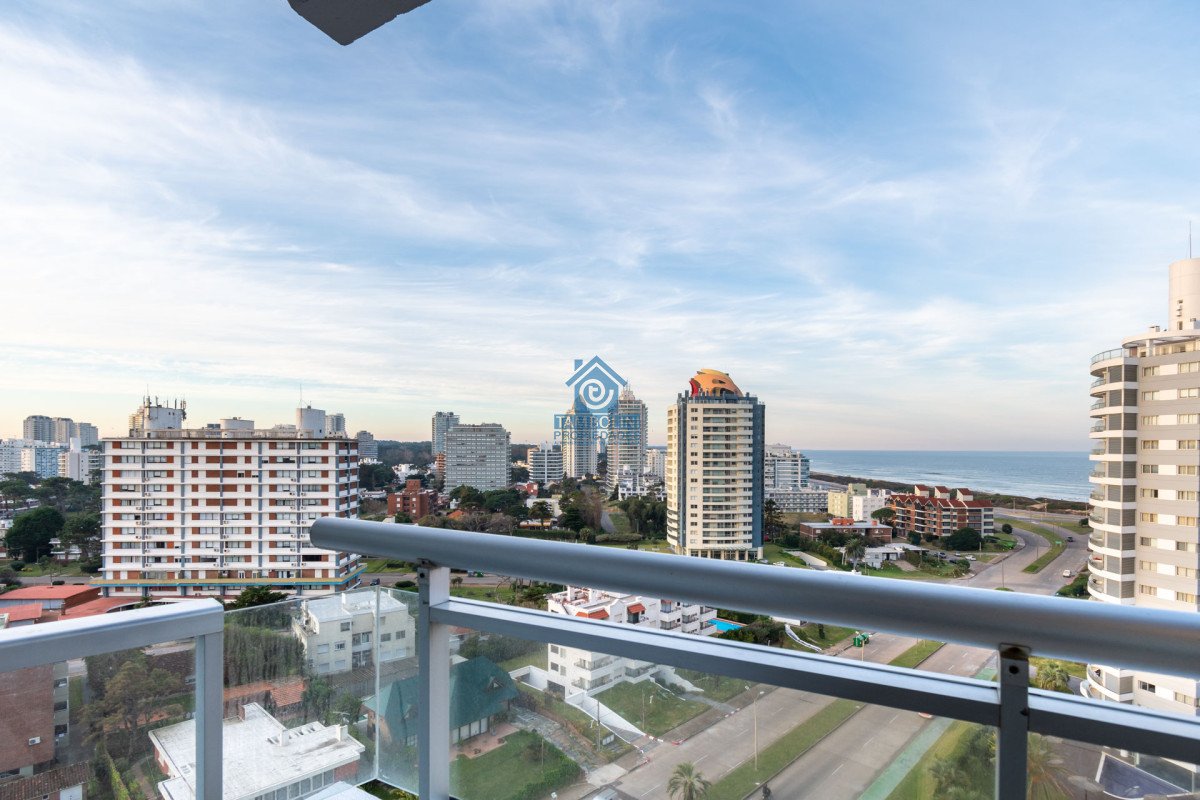 Apartamento de 2 Dormitorios y Medio en Forest Tower - Punta del Este