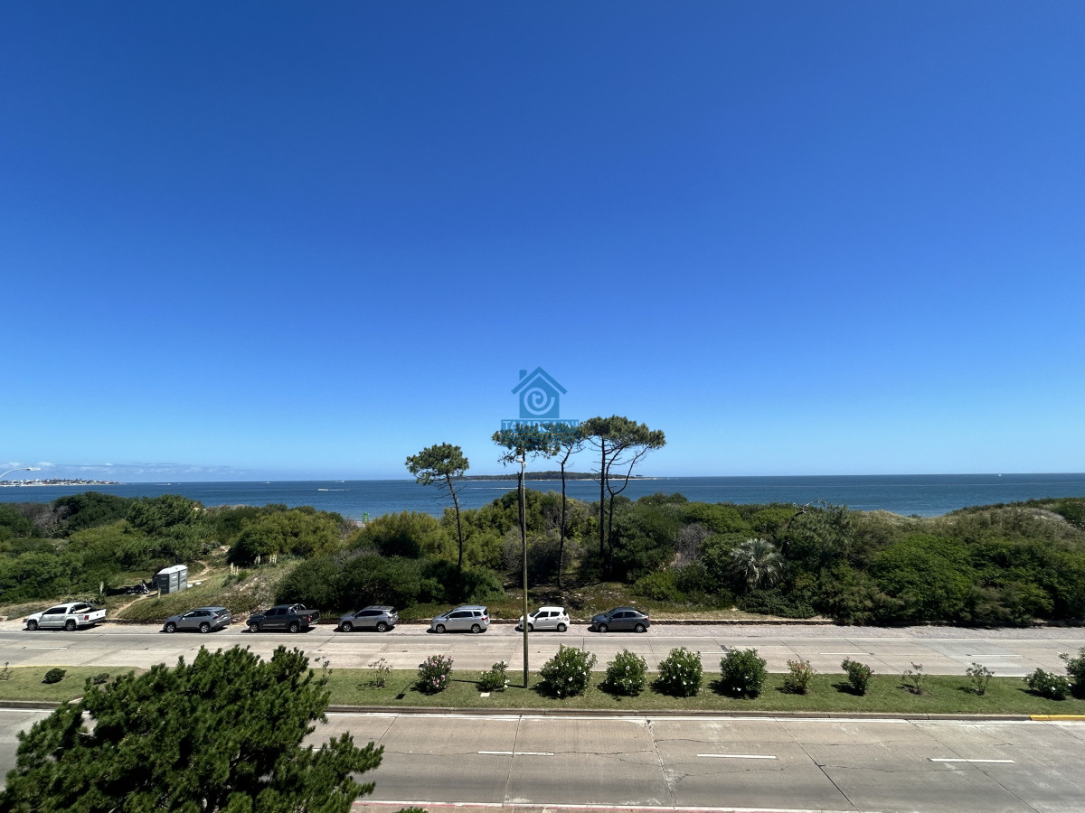 Venta y Alquiler temporario de Apartamento de 4 dormitorios en Playa Mansa, Punta del Este