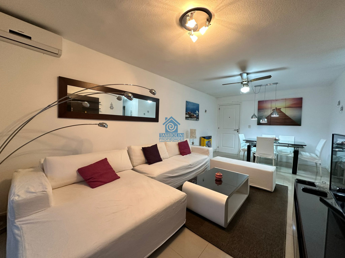 Oportunidad. Vende apartamento de 2 dormitorios con azotea y parrillero, Punta del Este