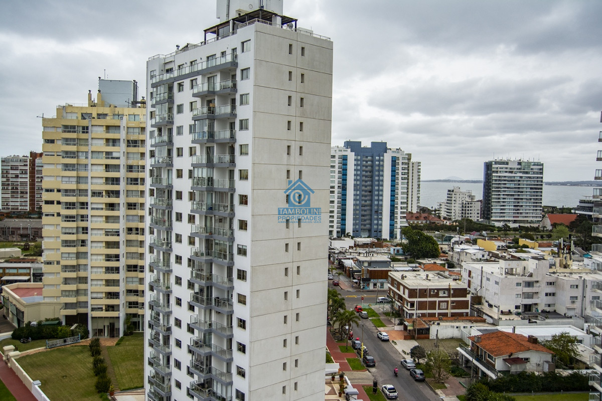 Apartamento en Venta de 3 dormitorios en parada 2 de playa brava, cerca de servicios en Punta del Este