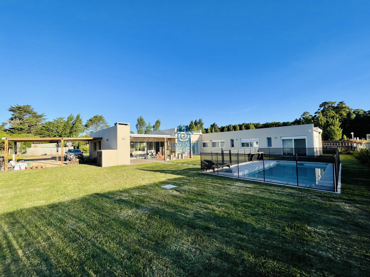 Moderna Casa de 4 Dormitorios, Piscina Climatizada y Parrillero en Punta Ballena, Barrio Semi Privado
