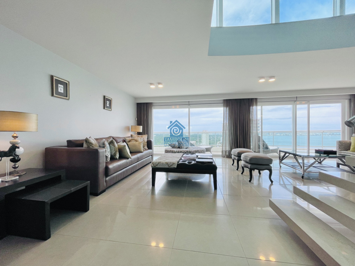 Lujoso Penthouse de 4 Dormitorios con Vista al Mar sobre Playa Mansa, Punta del Este