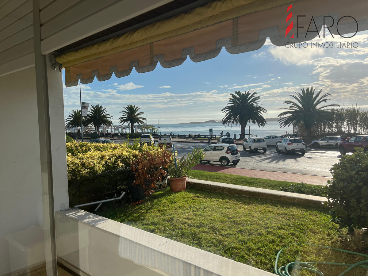 Apartamento en planta baja frente al Puerto de Punta del Este  ¡Con jardín propio!