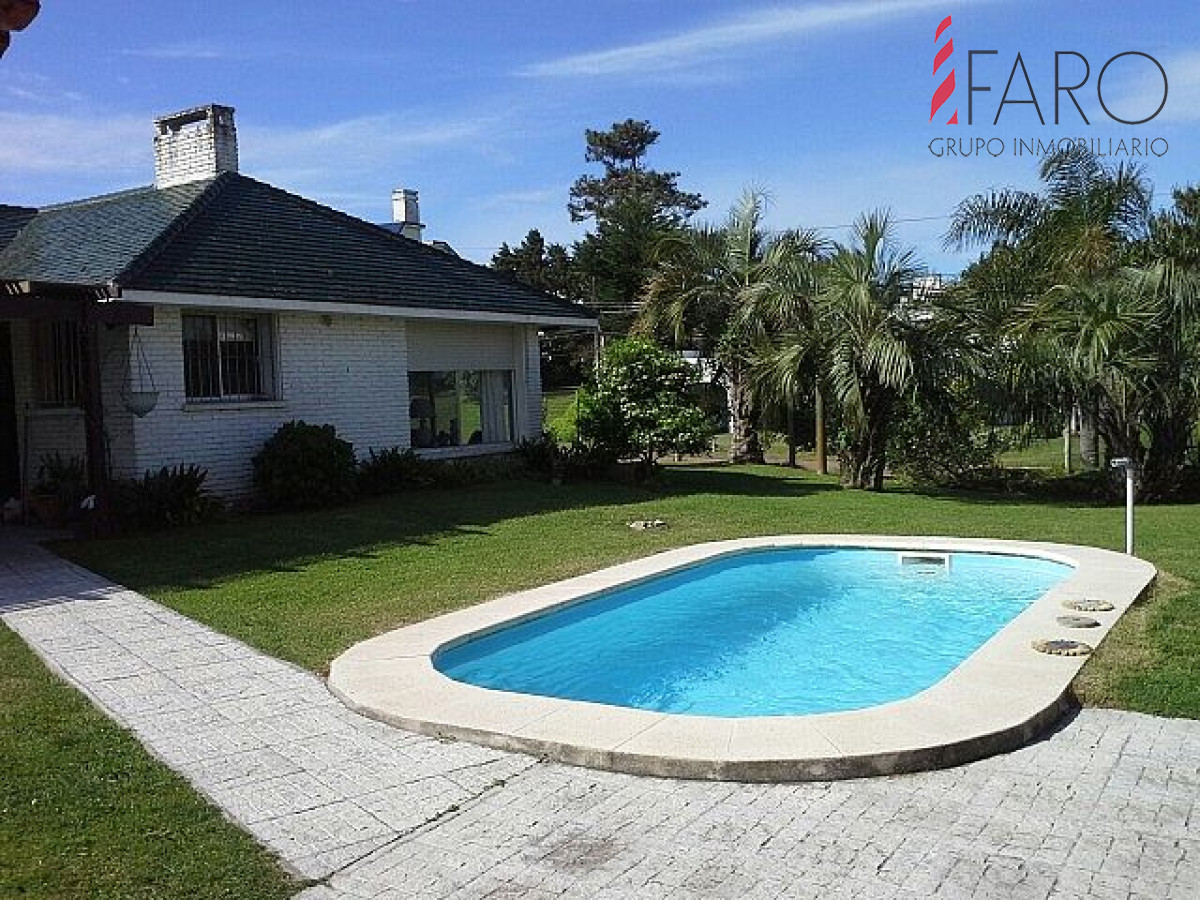 Casa en venta ,playa brava a metros del mar