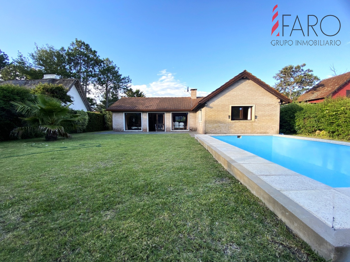 Punta del Este, chalet con piscina, barbacoa y 4 dormitorios.