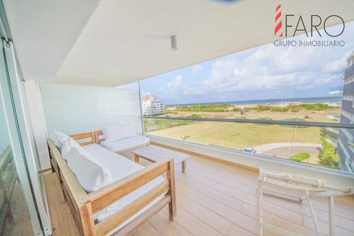 Departamento de 2 dormitorios y servicio en venta en primera línea Punta del Este