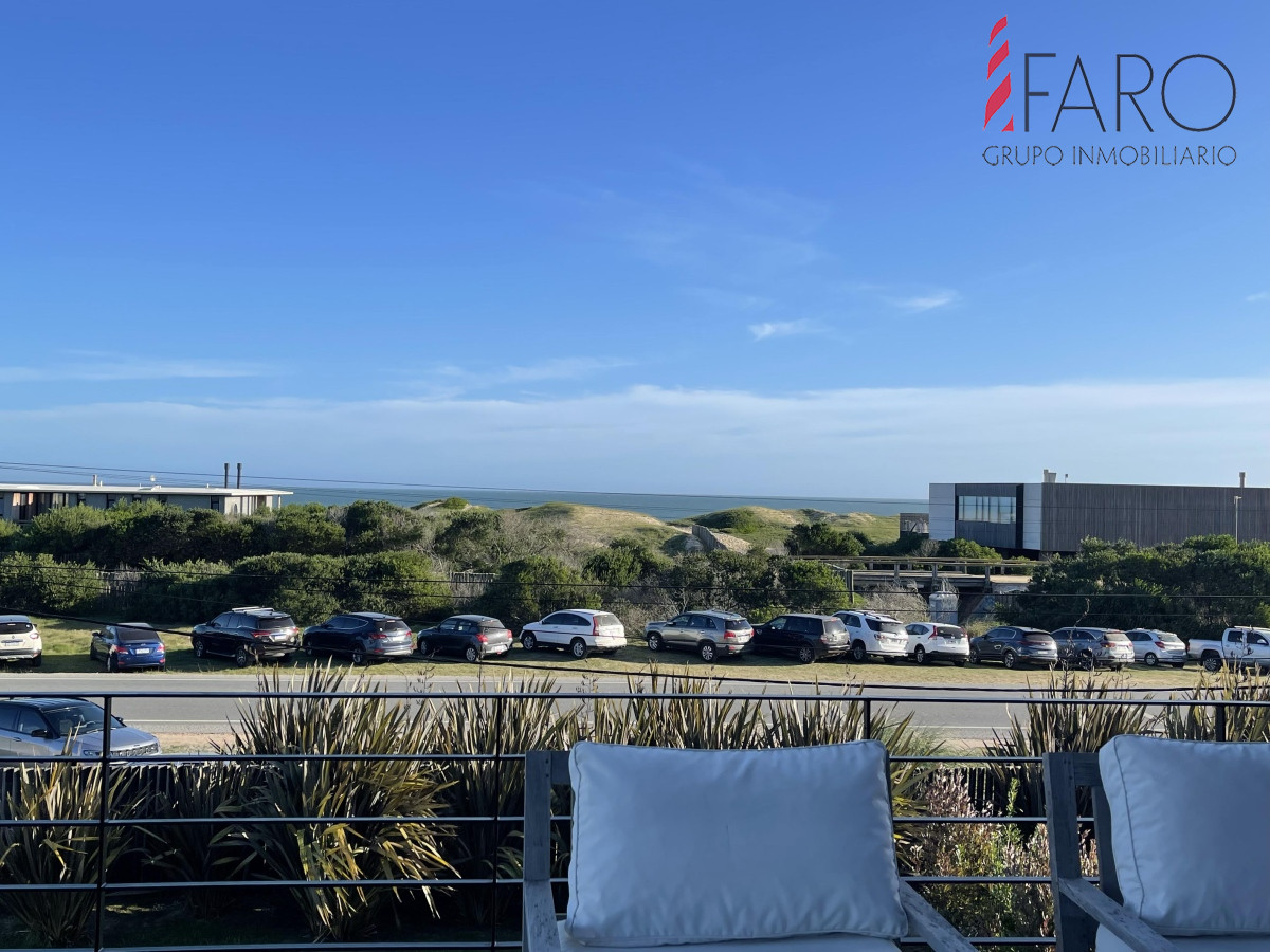 Elegancia Moderna con Vistas Panorámicas en La Petanque