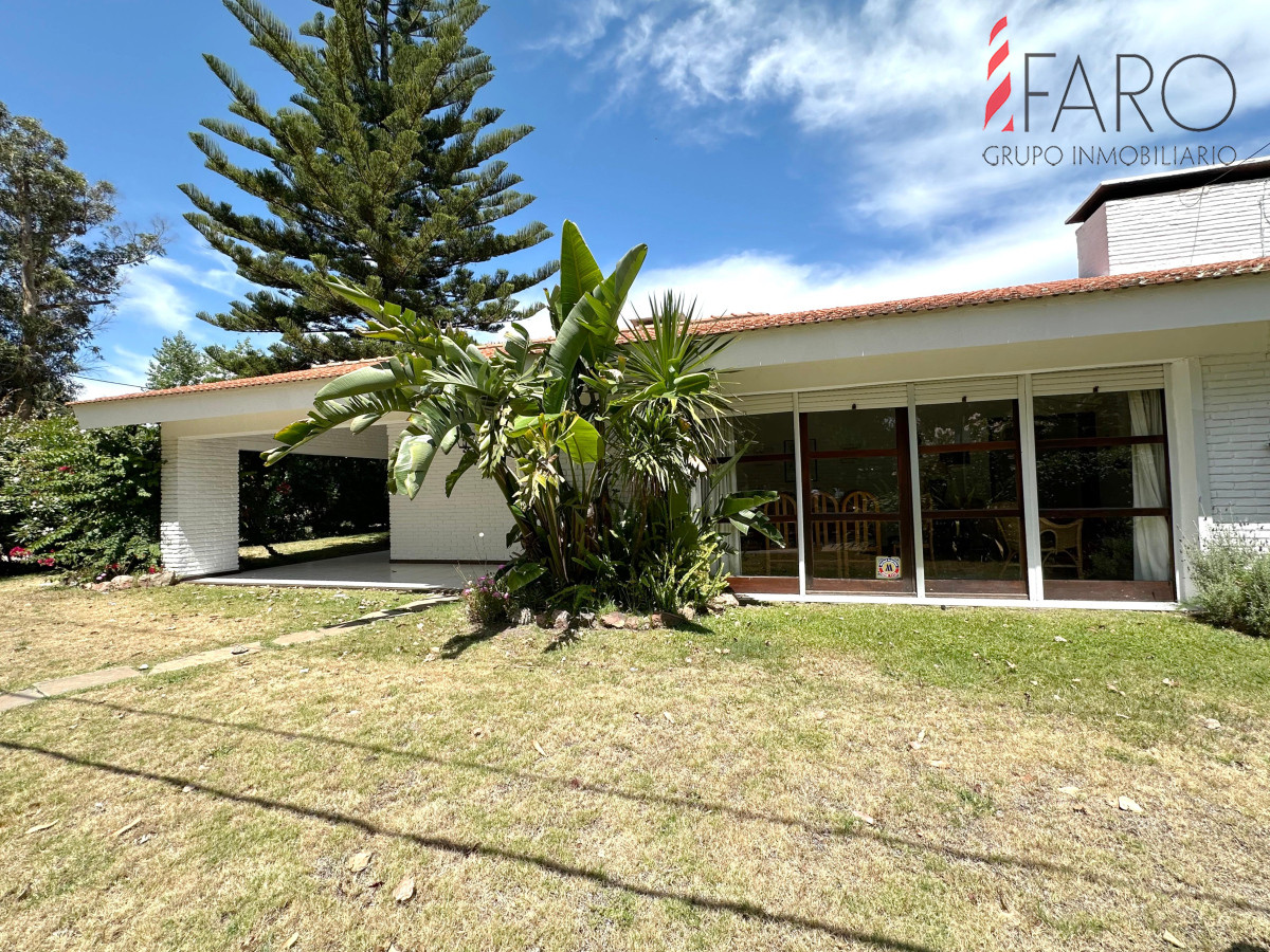 Casa a la venta en playa mansa !!