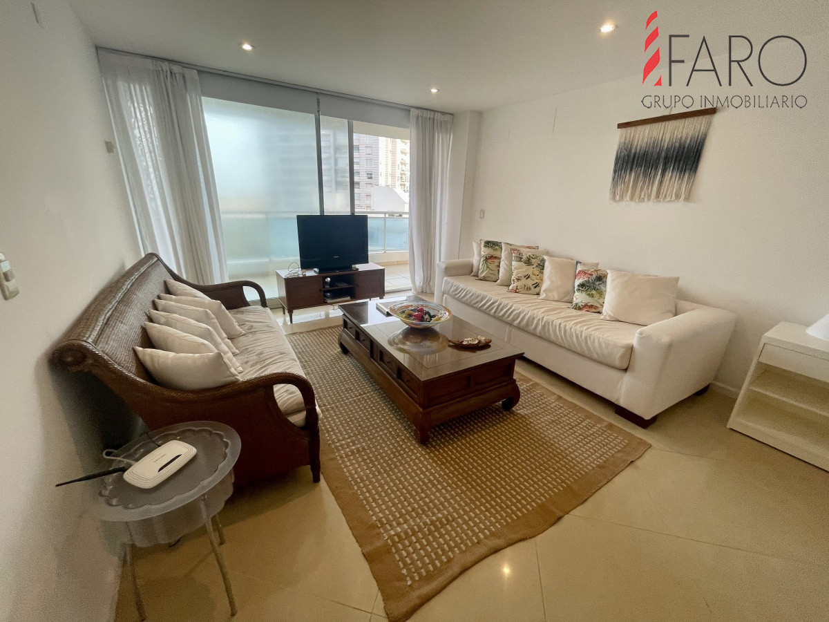 Amplio Apartamento de 3 dormitorios + dependencia a 100 metros Del Mar