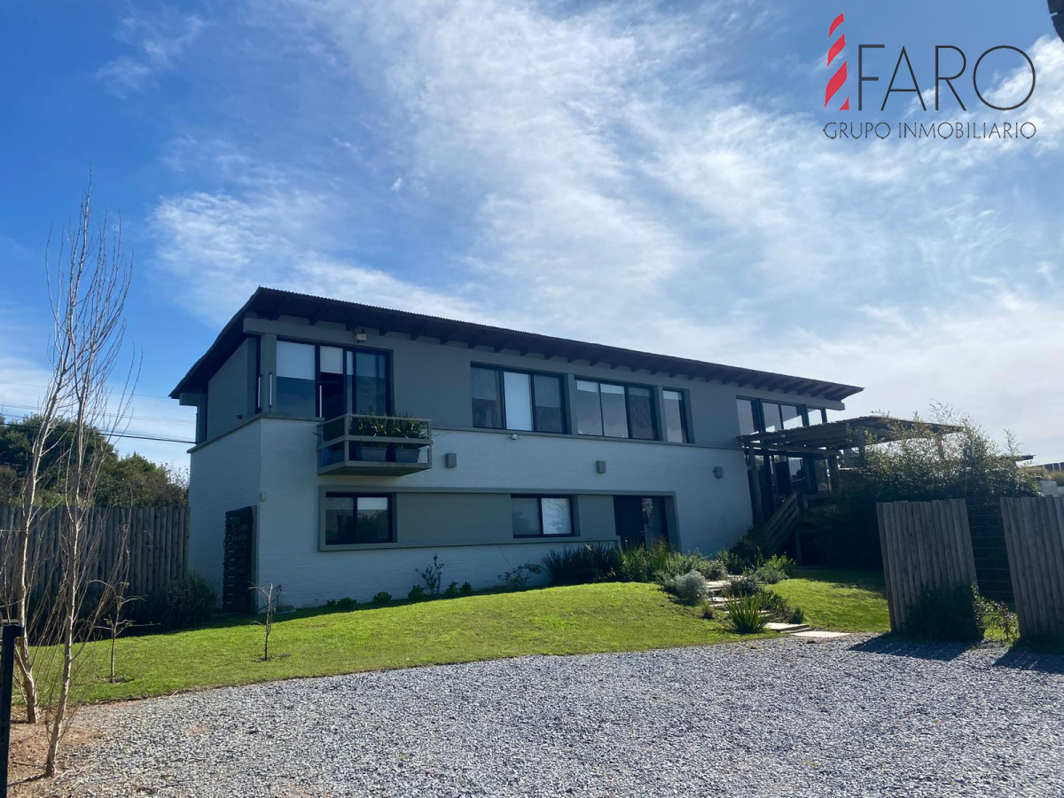 Casa 4 dormitorios, 3 baños y piscina.