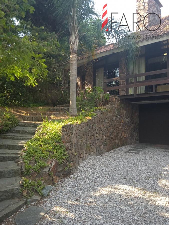 Amplia casa de 3 niveles con piscina, y 2 barbacoas, casi 300 m2 construidos.
