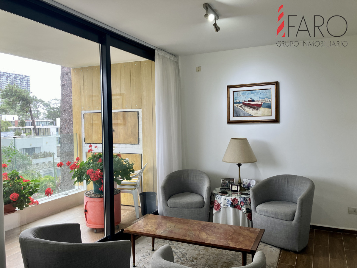 Apartamento en venta en playa Mansa 2 dormitorios.