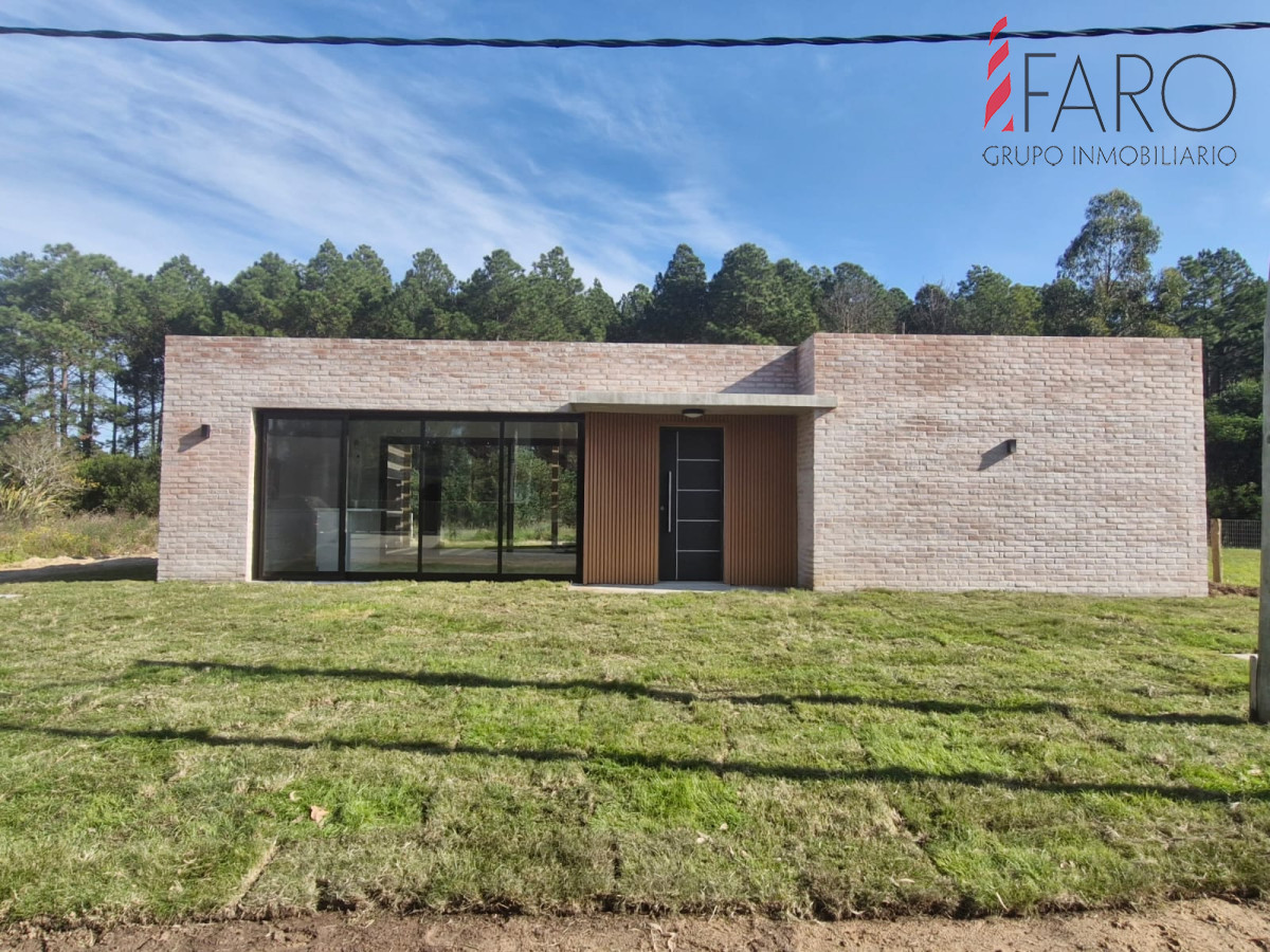 Casa a Estrenar en Barrio Pinares  Moderna, Luminosa y Funcional