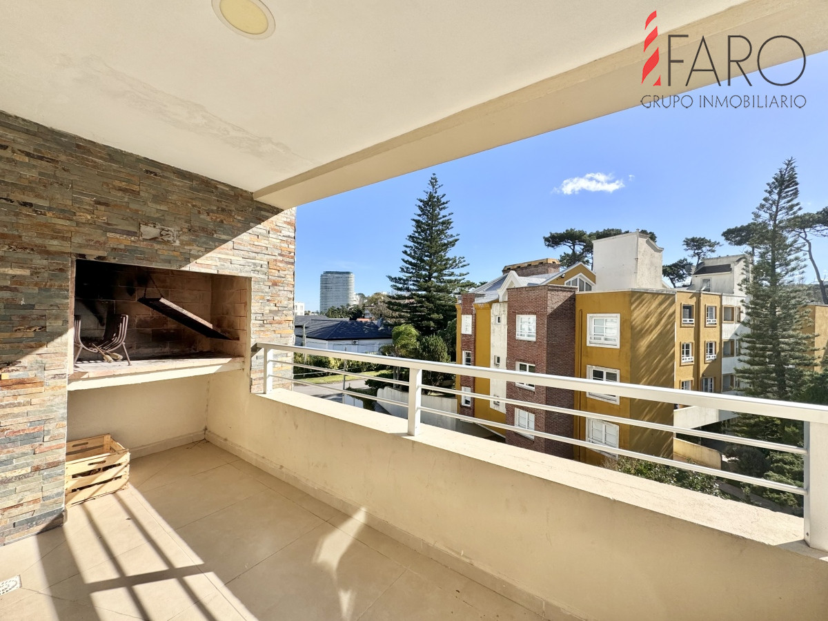 Apartamento de dos dormitorios con parrillero propio en venta, Punta del Este.