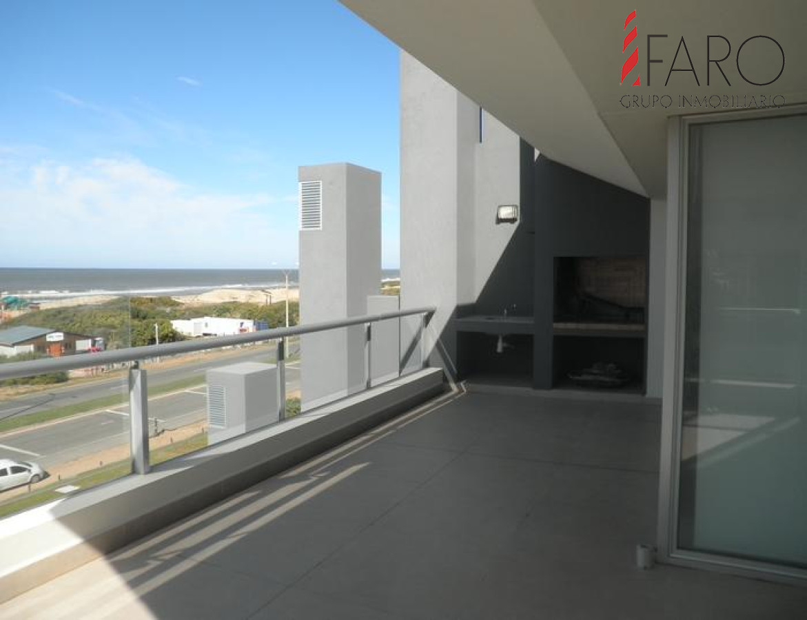 Apartamento en la Brava 3 dormitorios con parrillero y balcón