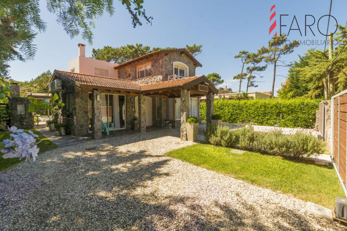 Casa en Rincón del Indio 3 dormitorios y servicio con parrillero y piscina climatizada