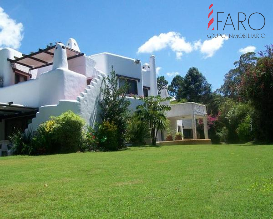 Casa en Solanas 2 dormitorios, jardín y piscina