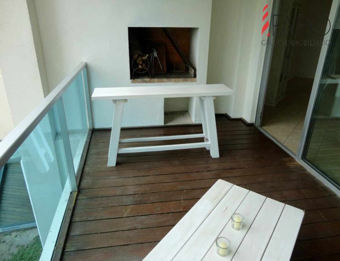 Apartamento en la Brava 3 dormitorios, terraza con parrillero y patio