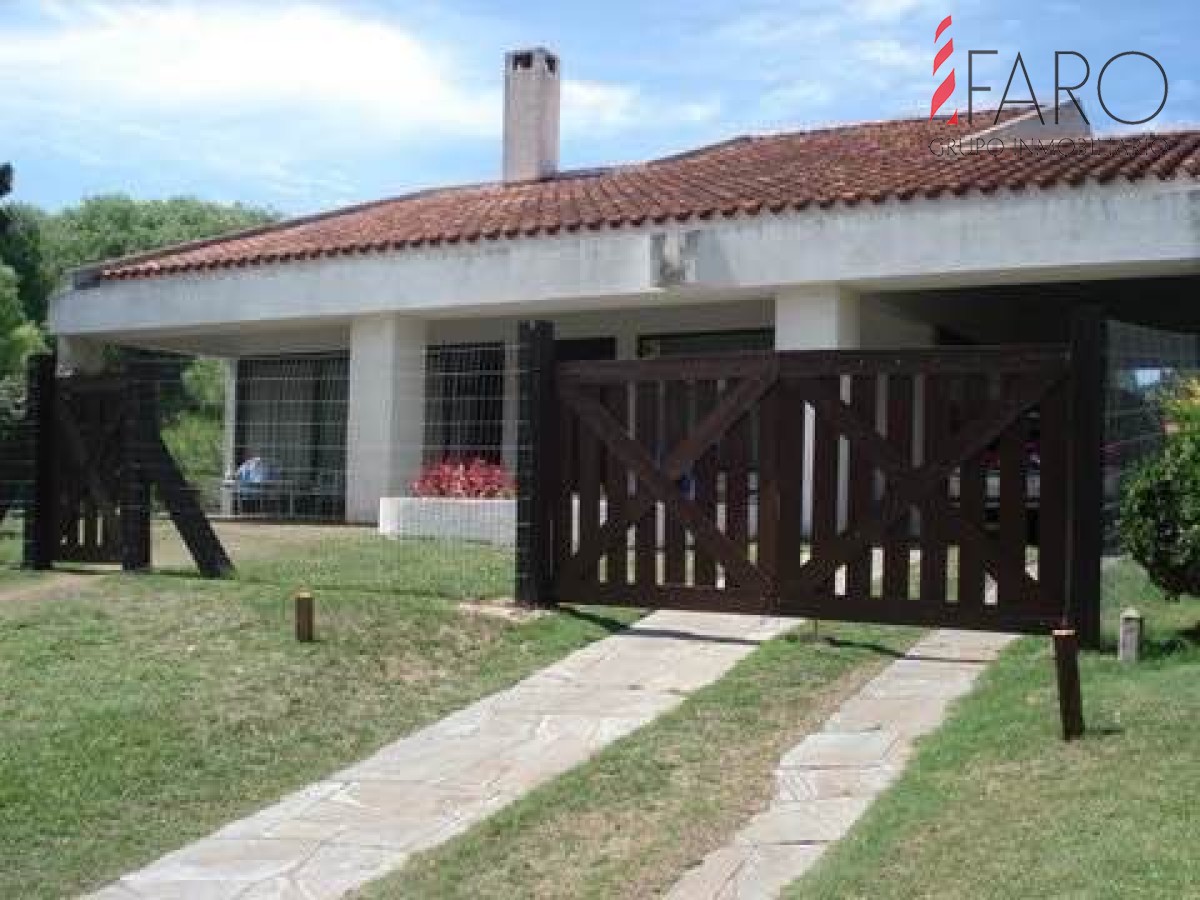 Casa en Mansa 3 dormitorios y servicio con piscina