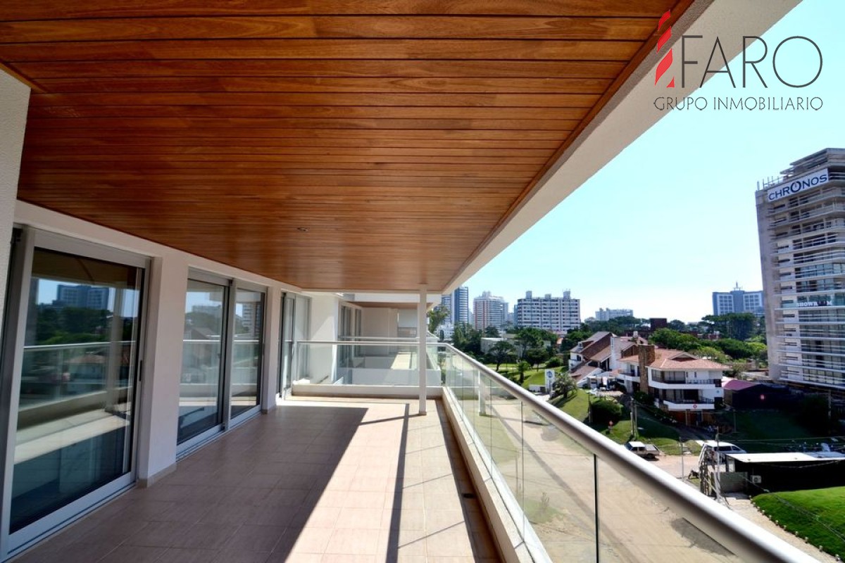 Apartamento en la Brava 2 y 1/2 dormitorios con terraza y garage