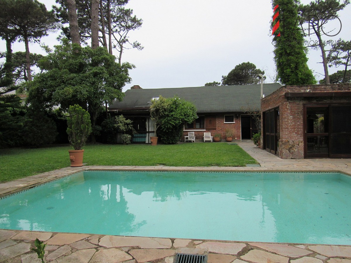 Casa en Mansa 4 dormitorios y dependencia, con piscina y barbacoa