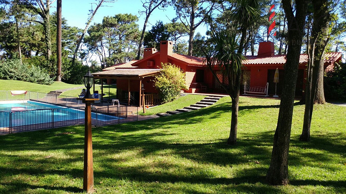 Casa en la Mansa 3 dormitorios y dependencia con parrillero y piscina