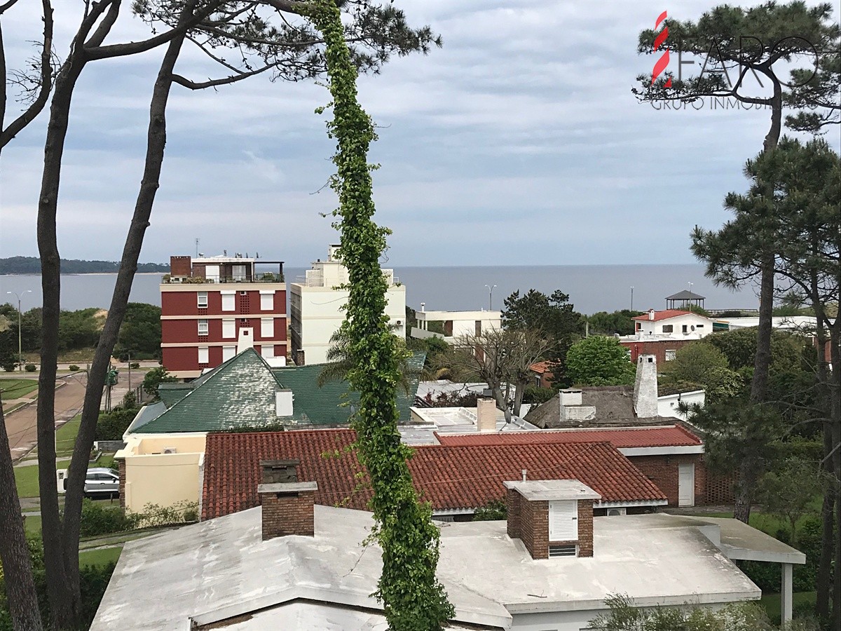 Apartamento en Mansa 4 dormitorios con terraza, parrillero y cochera