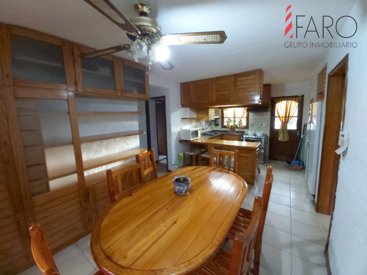 Precioso chalet ubicado en Altos del Pinar a 8 cuadras de la playa mansa (parada 25) y a 12 cuadras del centro de Maldonado.