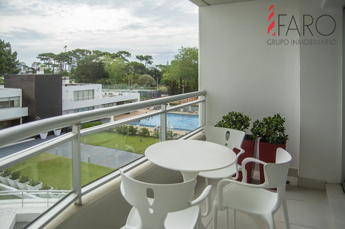 Departamento de 1 dormitorio y medio en venta en complejo con amenities. Playa Brava