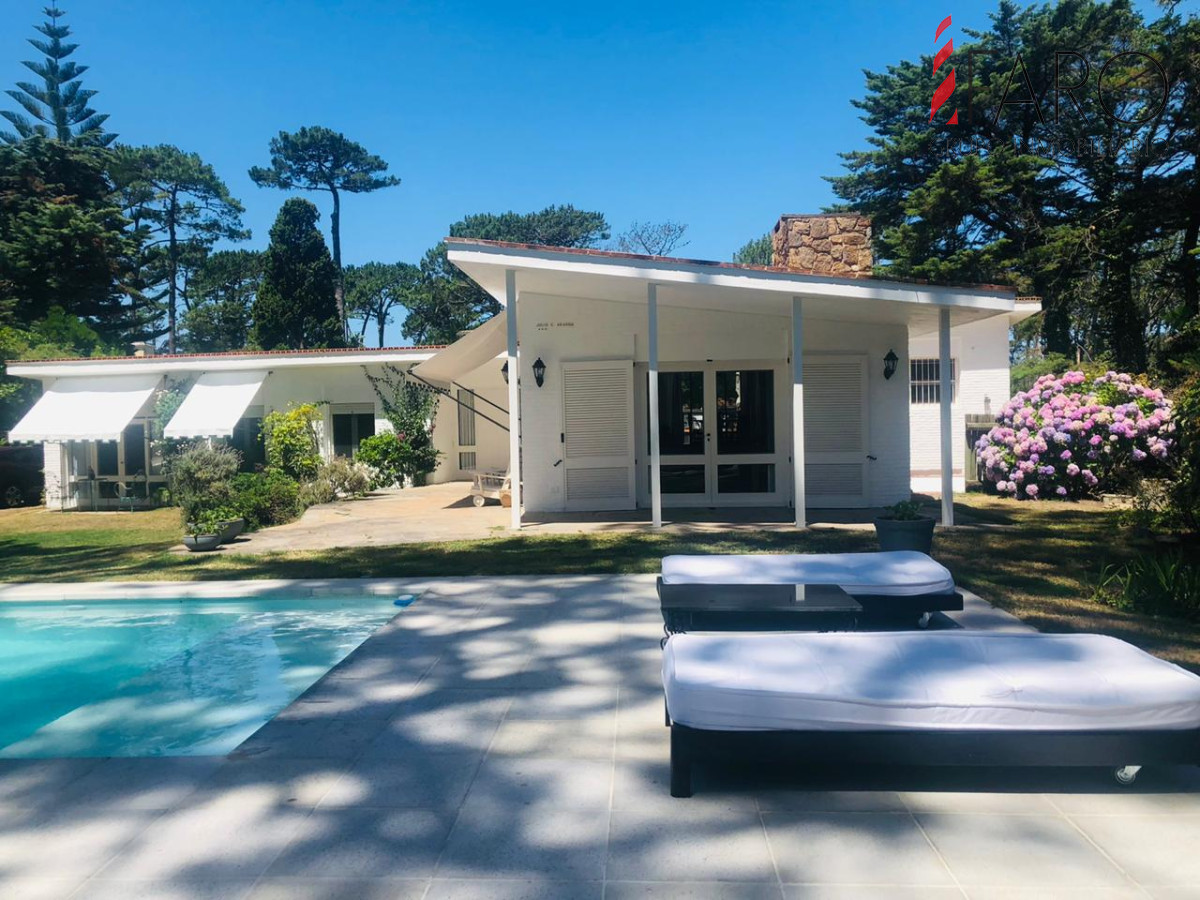 Casa con gran jardín y piscina en alquiler