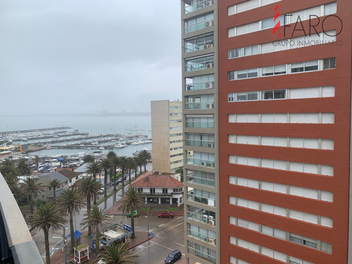 Apartamento con vista a playa brava