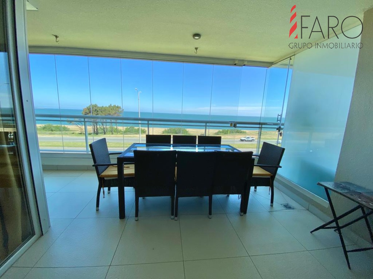 VENTA DE  APARTAMENTO DE 2 DORMITORIOS FRENTE AL MAR EN EDIFICIO CRUCEROS PUNTA DEL ESTE 