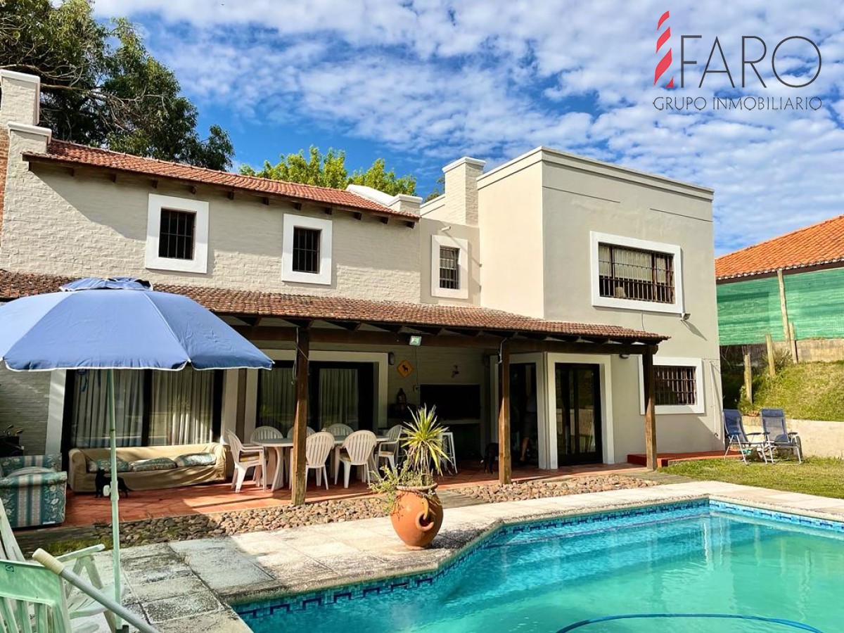 Casa con jardín, galería con parrillero y piscina