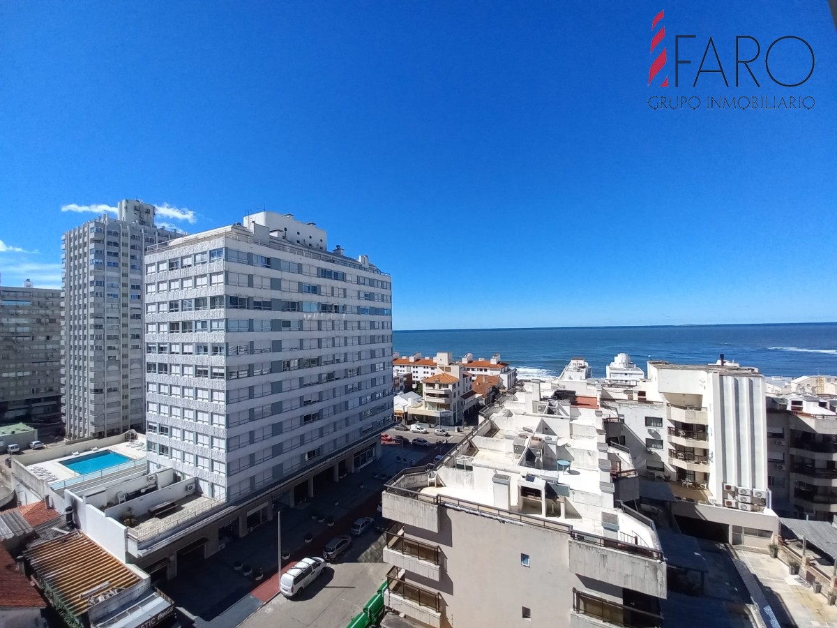 Vende apartamento de 2 dormitorios en Peninsula, Bajos gastos comunes. Punta del Este. 