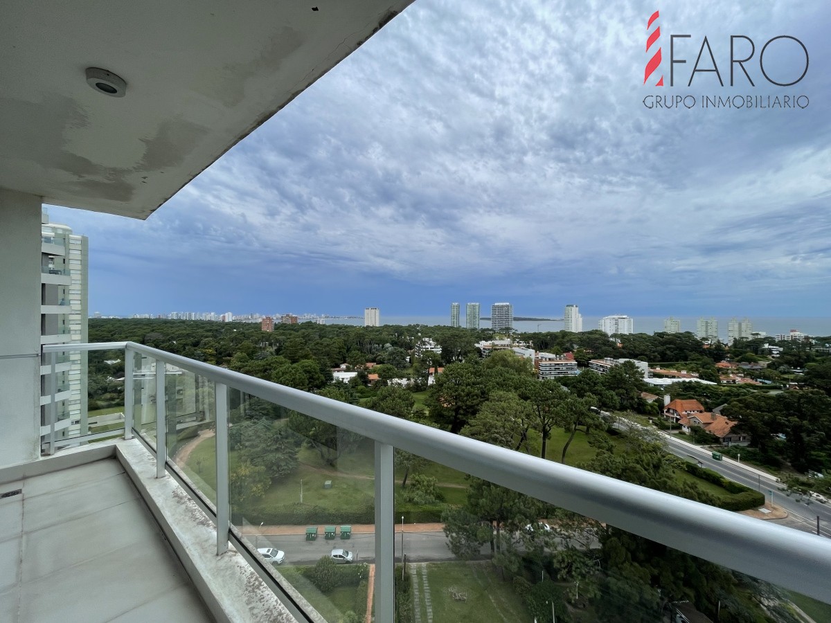 Piso alto, con terraza y vista a la Playa Mansa 