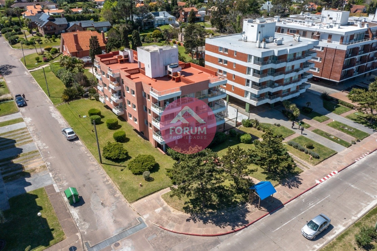 ALQUILA APARTAMENTO 2 DORMITORIOS MANSA FTE AL MAR PUNTA DEL ESTE 