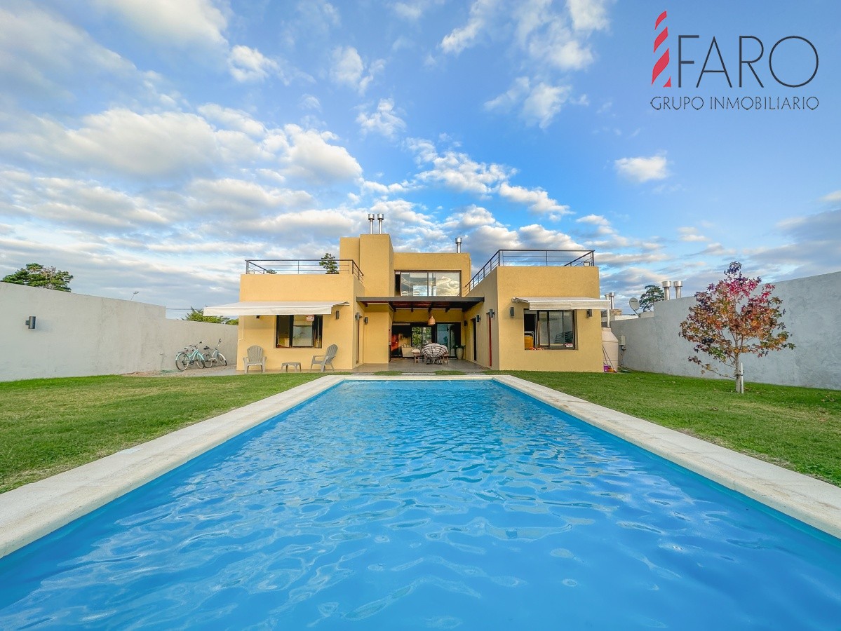 Casa con vista a Laguna del Diario, 3 dormitorios más dependencia y piscina