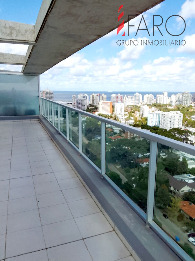 Penthouse en venta sobre Roosevelt. Con vistas inigualables de la ciudad y la playa.